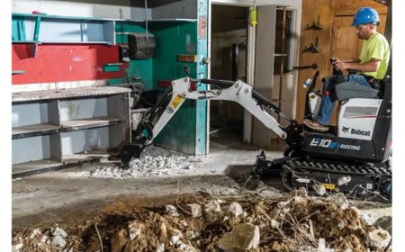 E10e Battery-Electric Compact Excavator