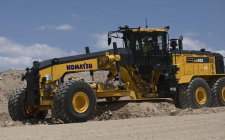 Komatsu is proud to announce the introduction of the GD955-7 motor grader