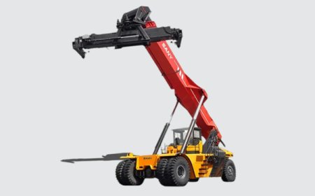 Is it safe to park or idle heavy hydraulic equipment with the boom extended, and does it harm the hydraulic system?