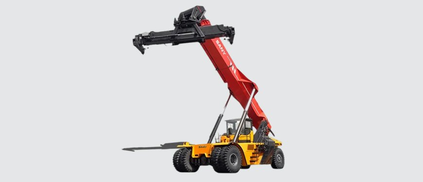 Is it safe to park or idle heavy hydraulic equipment with the boom extended, and does it harm the hydraulic system?