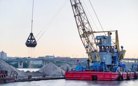 Lifting the Load: The Power and Precision of Hydraulic Hoists in Mobile Construction