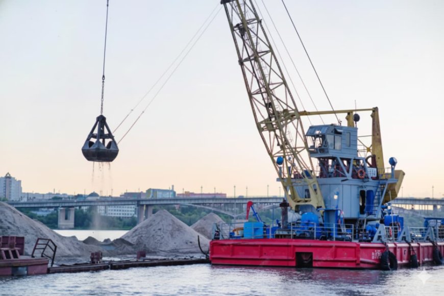 Lifting the Load: The Power and Precision of Hydraulic Hoists in Mobile Construction