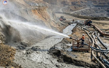 How does water pressure impact efficiency in hydraulic mining?