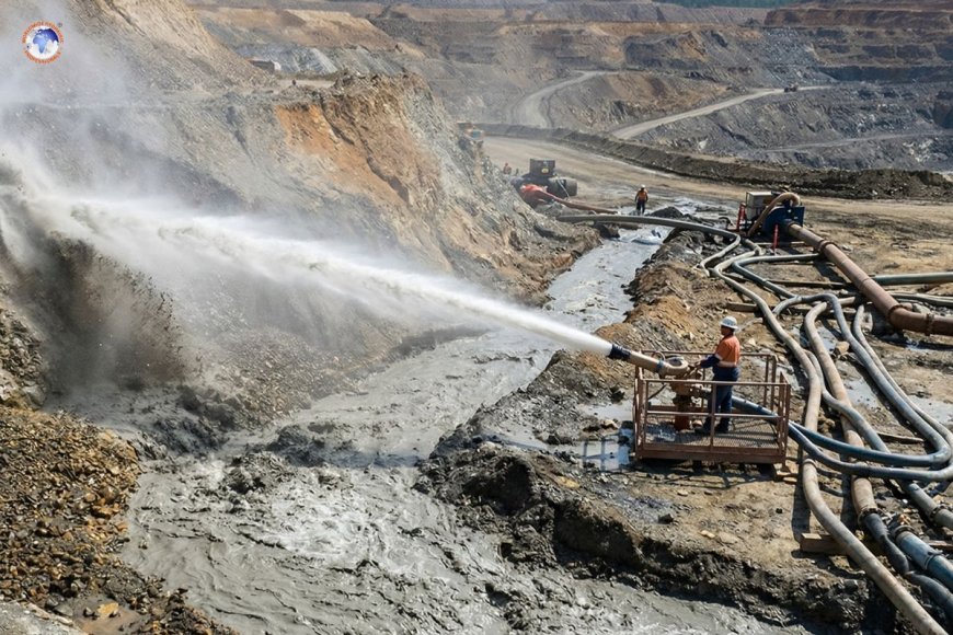 How does water pressure impact efficiency in hydraulic mining?