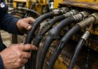 What are the common signs that a hydraulic hose is about to fail?