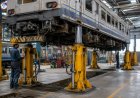 Why are hydraulic lifting systems used in railway maintenance?