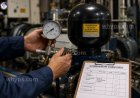 How do you maintain the correct pre-charge in a hydraulic accumulator?